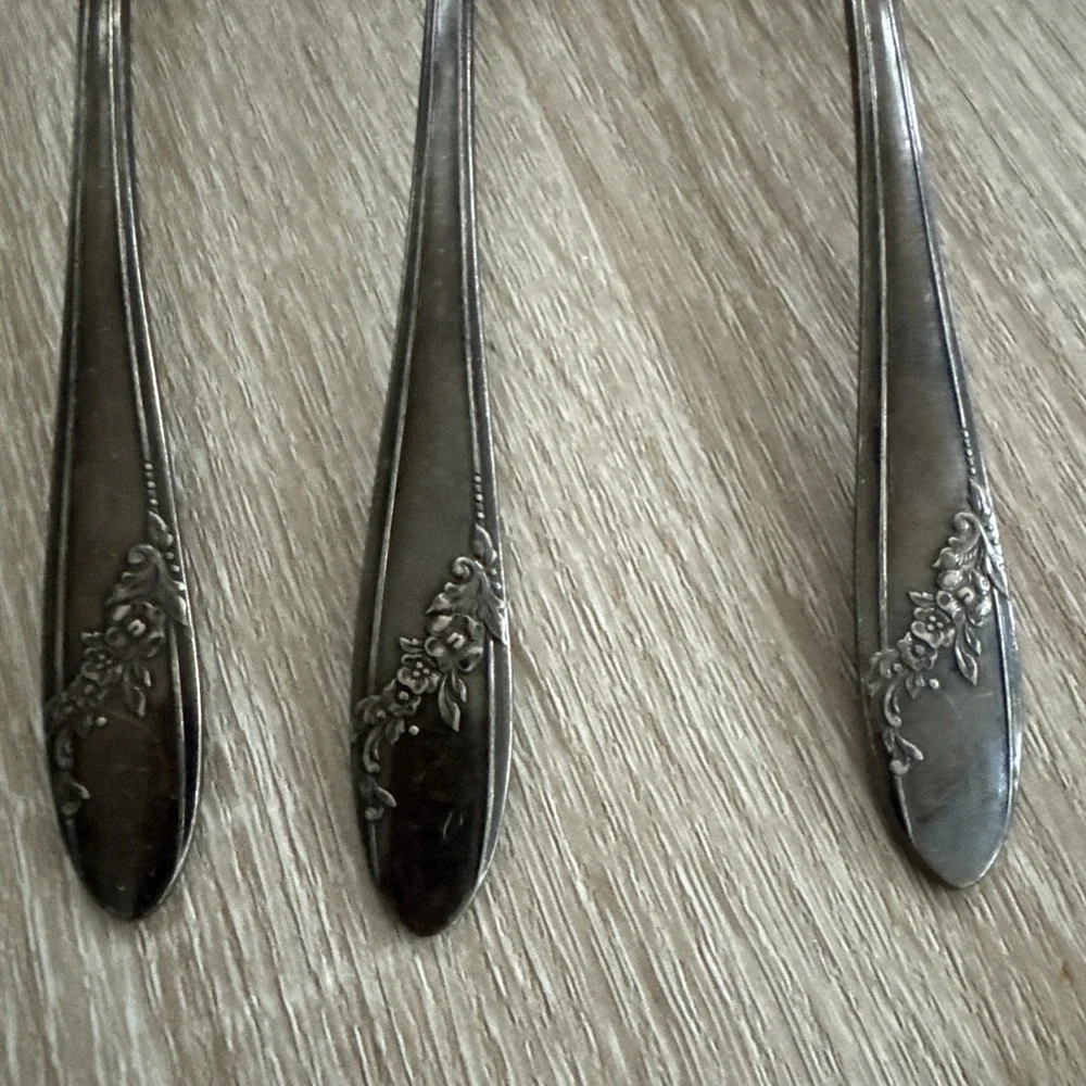 Oneida Community-Tudor Plate Soup Spoons Soup Ladle -  Lot of  5  Queen Bess